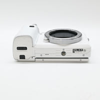 【美品】SONY ミラーレス一眼 α6000 パワーズームレンズキット E PZ 16-50mm F3.5-5.6 OSS ホワイト ILCE-6000L W